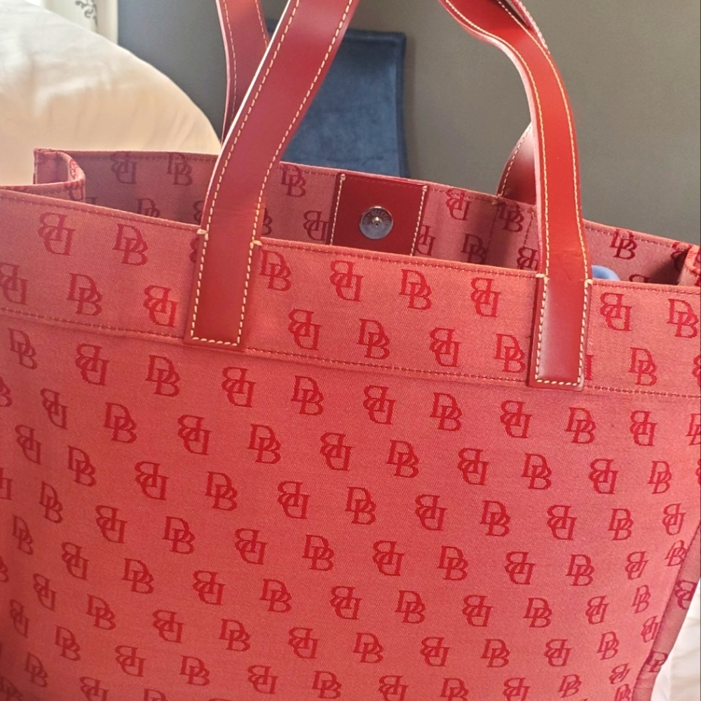 Dooney and Bourke Tote bag